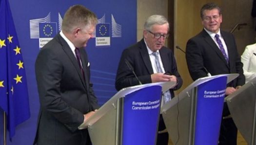 VIRAL. Junker a respins un telefon al lui Merkel. ”E soția mea..Ba nu, era doamna Merkel" 