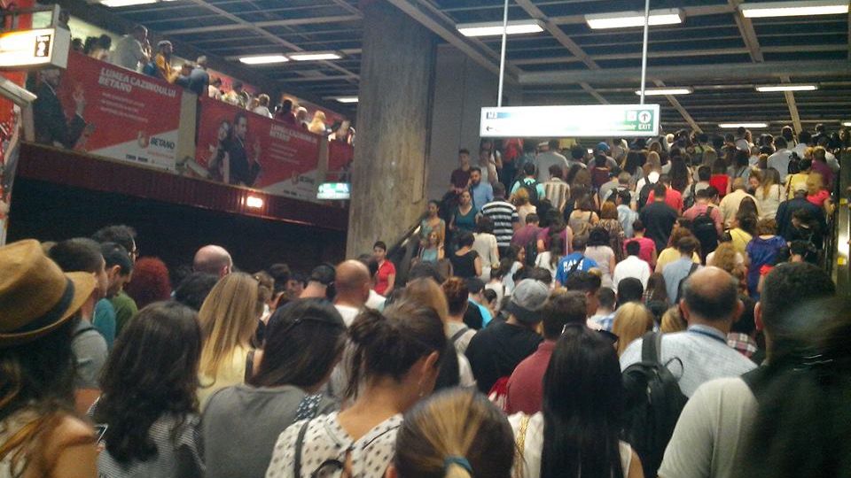 Cozi INFERNALE la metrou: Stația Piața Unirii, complet blocată! Răspunsul Metrorex - VIDEO