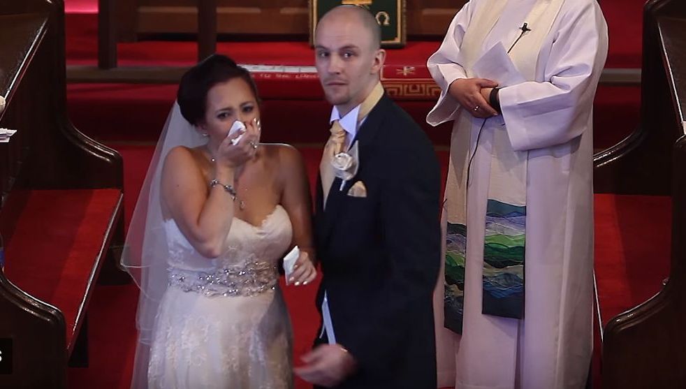Nunta s-a oprit dintr-o dată. În spatele lor, o apariție tuburătoare. Mireasa a izbucnit în plâns