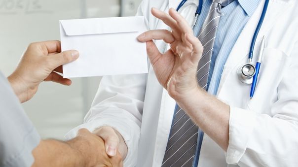 Şocant! Cum încearcă un medic să cumpere tăcerea părinţilor: Dacă moare, eu mă ocup de înmormântare