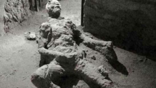 A fost prins de lavă într-un moment intim. Arheologii au fost ȘOCAȚI când l-au descoperit