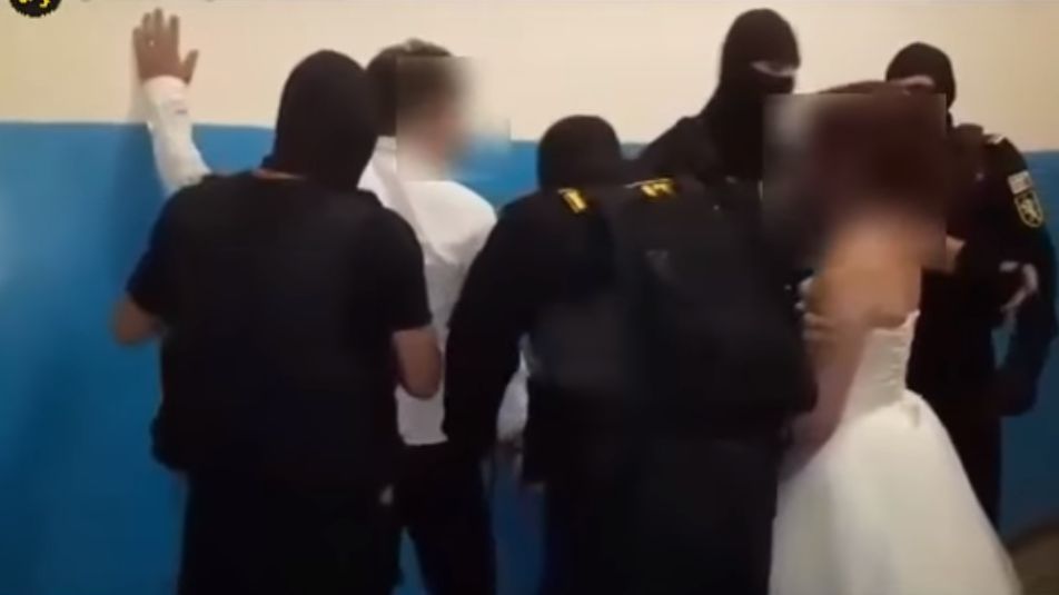 Sfârșit șocant al unei nunți în Moldova. Mirele, luat de mascați, sub ochii îngroziți ai miresei
