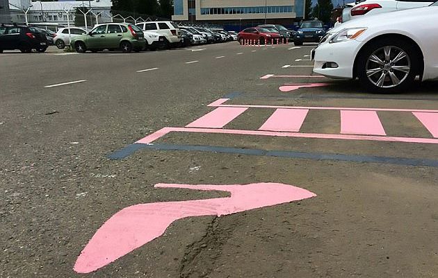 Un nou indicator rutier: pantoful roz. Noile parcări din Moscova le-au înfuriat pe rusoaice