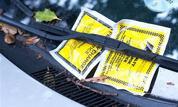 O femeie e obligată să plătească 170.000 euro după ce a parcat zi de zi în fața locului de muncă