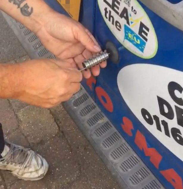 Aceasta este metoda simplă folosită de hoții de mașini. Cum poți să eviți VIDEO