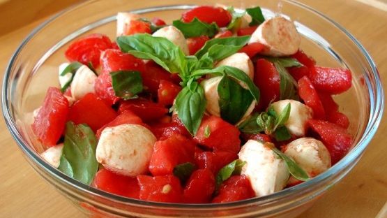 Salata de roşii. Cea mai mare greşeală pe care o facem toţi când o preparăm