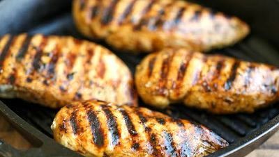 Cum prepari pieptul de pui pentru a fi moale şi suculent. Greşeala pe care toată lumea o face