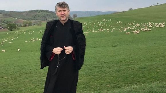 Exclus din Biserică, Pomohaci face un lucru surprinzător. Imediat după slujba de duminică...