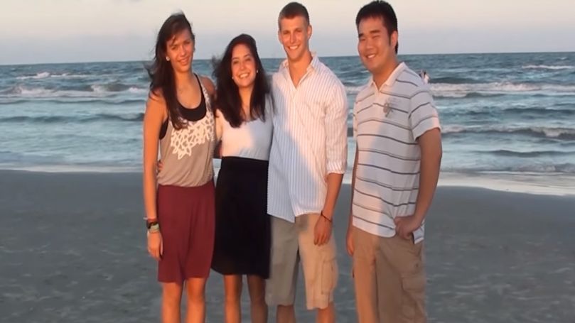 Au vrut o poză banală, cu marea în spate. Într-o clipă, viața a doi dintre ei s-a schimbat dramatic