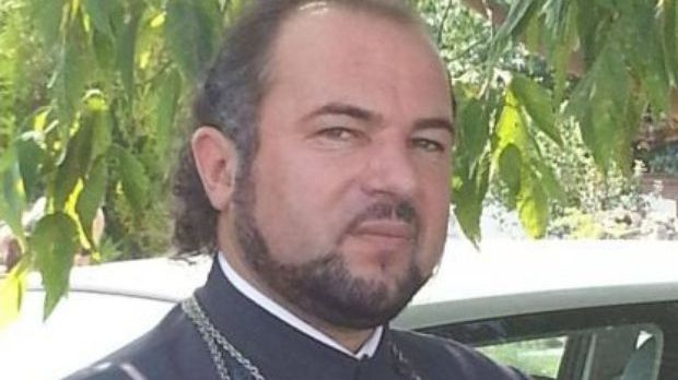 Un preot din Bacău ia trupurile morţilor părăsiţi la morgă. Ce face apoi cu ele, e incredibil!