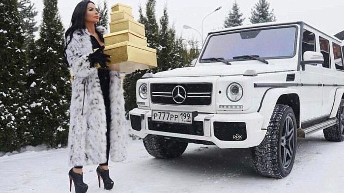 Această tânără stă cu un morman de cutii în braţe pe marginea drumului. Ce face, de fapt!