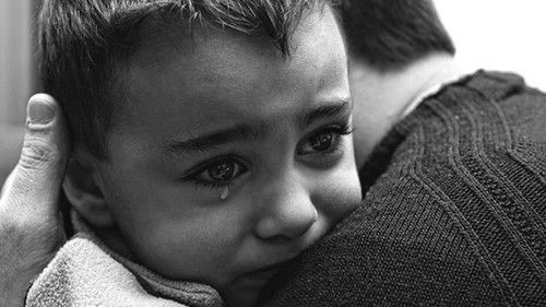 Copilul l-a întrebat plângând: "Tăticule, o iubești pe mămica?". Răspunsul bărbatului e cutremurător