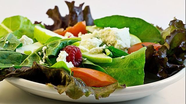 Nu mai folosi niciodată acest aliment când prepari salatele