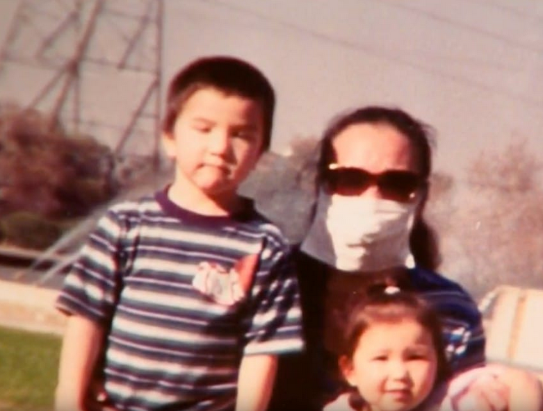 Mama a purtat o mască timp de 12 ani, nici copiii ei nu știau cum arată. Într-o zi, șoc... 