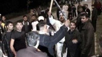 Polițiști ATACAȚI cu furci și topoare la Arad