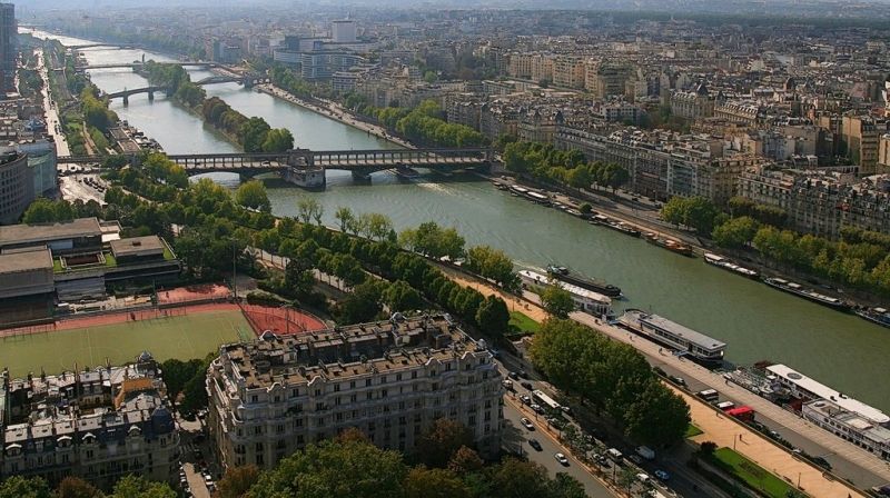 Apariţie neobişnuită în Paris. Iată ce au văzut oamenii care se plimbau pe malul Senei