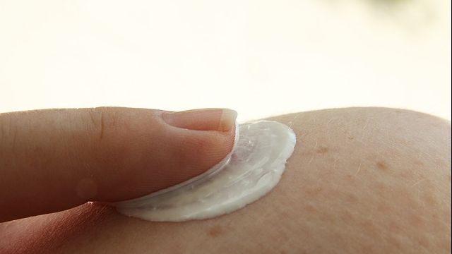 Atenție la crema de protecție solară. Ce a pățit un copil de doar trei ani, la plajă