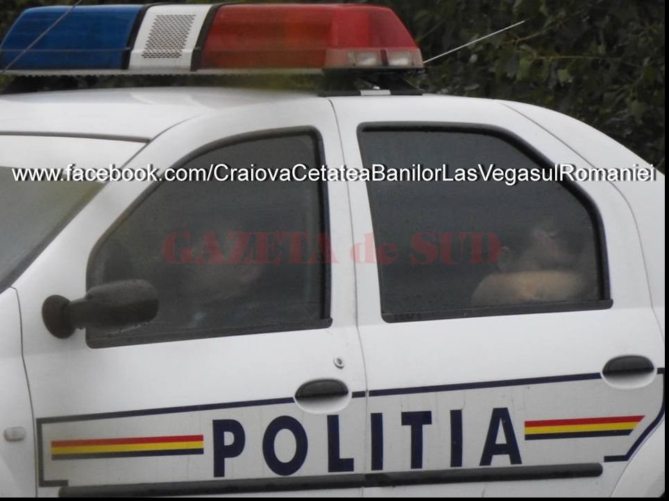 Anchetă a IPJ Dolj, după ce doi poliţişti au fost fotografiaţi dormind în maşina de serviciu