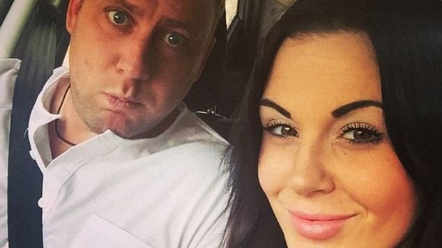 S-a certat grav cu soţul ei şi l-a trimis să doarmă pe canapea. Când s-a trezit, ŞOC! A înlemnit