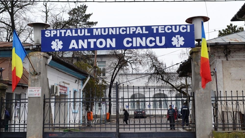 Un copil de 1 an şi 8 luni a murit înecat cu un bob de porumb. A fost plimbat între două spitale