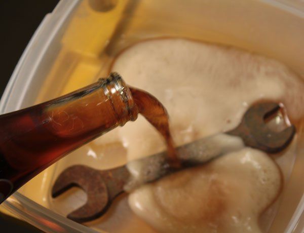 VIDEO. Ce se întâmplă dacă torni Cola peste un obiect ruginit. Imaginile, incredibile