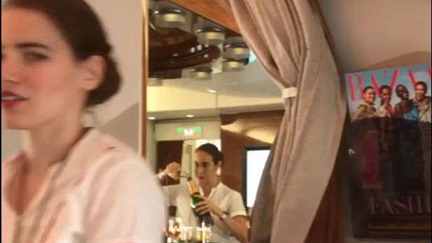 Imaginile care șochează lumea. Ce face o stewardesă, în secret, în spatele călătorilor