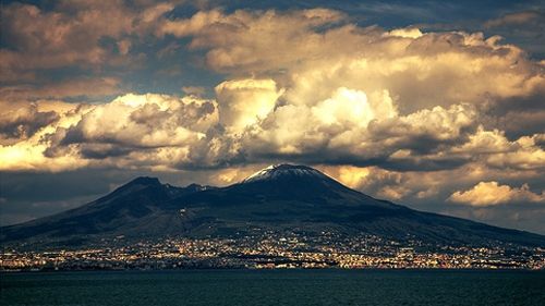 Parcul naţional al vulcanului Vezuviu şi alte regiuni, devastate de incendii în Italia