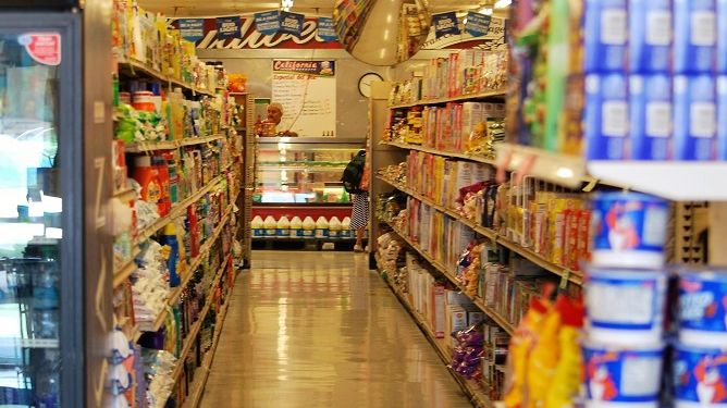 Descoperire macabră. Angajaţii unui hypermarket au găsit un bărbat mort lângă cărucioare