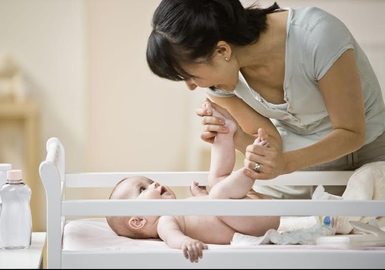 Cel mai rău coşmar al unei mame: a deschis scutecul bebeluşului său. Ce a văzut a făcut-o să ţipe