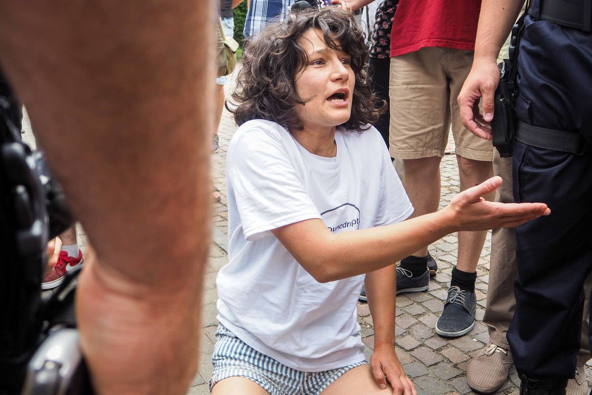 Tânără bruscată de jandarmi, la mitingul de susținere a familiei tradiționale! Imagini incredibile