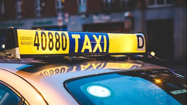 VIDEO. Clipe de groază pentru clienta unui taxi