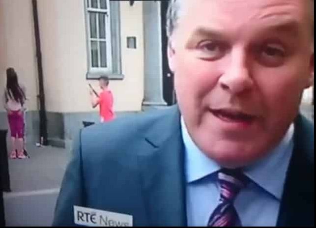 Doi adolescenţi, celebri pe internet: filmaţi în spatele unui reporter, într-o ipostază pasională