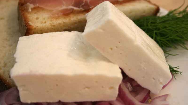 Soluție pentru dezghețarea drumurilor, găsită în telemea de vacă din supermarketurile româneşti