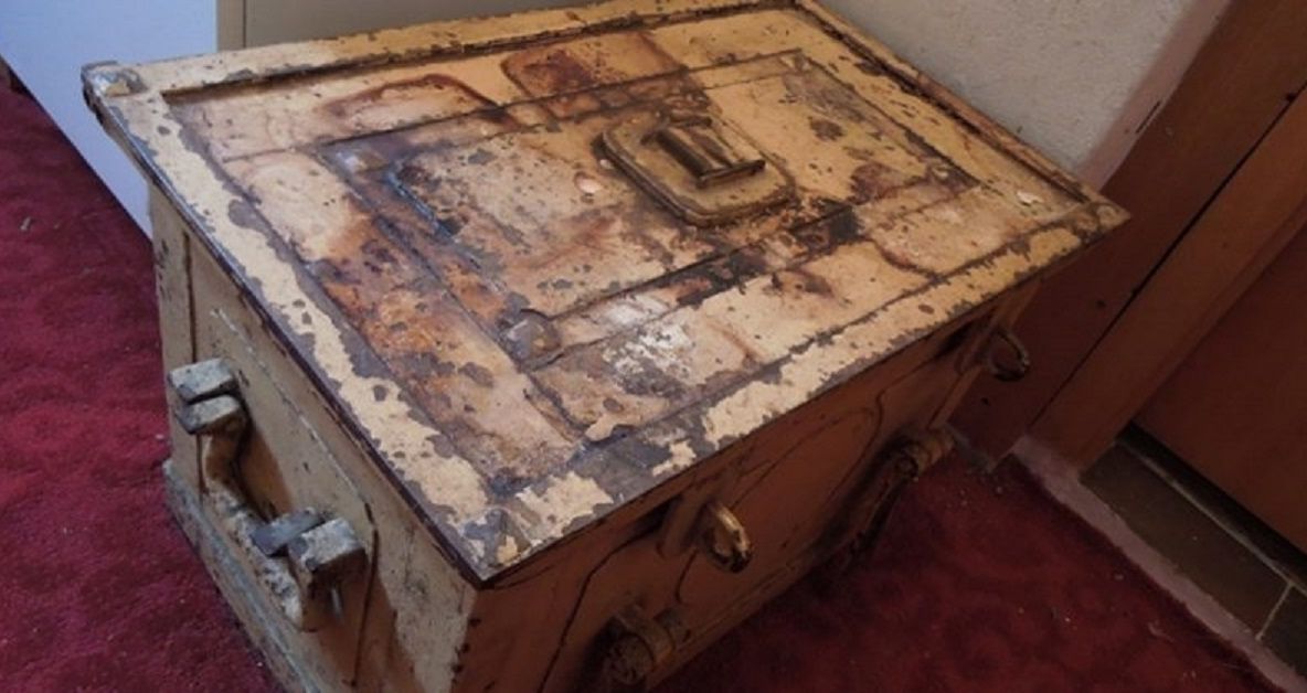 În întuneric, în cufărul din casa moștenită au găsit secretul halucinant al bunicii lor iubite