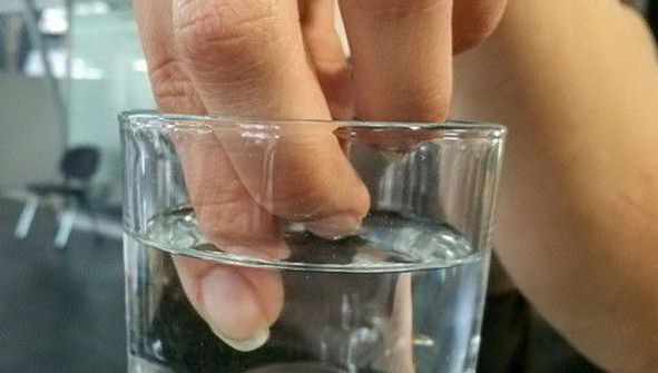 Ţine vârfurile degetelor în apă rece timp de 30 de secunde că să afli cât de sănătos eşti!