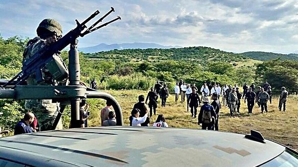 Îngrozitor! Răfuială cu mitraliere între grupări rivale. Zeci de oameni au MURIT!