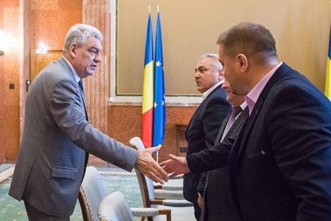 Premierul a bătut palma cu poliţiştii: 4.000 de angajări în acest an, 10.000 de maşini noi