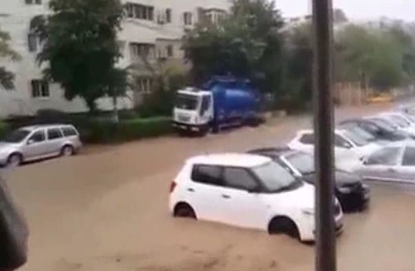 Inundații după o noapte de potop. Un oraș din România, sub ape