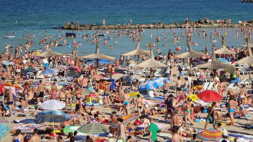 În plin sezon, operatorii din turism cer guvernului introducerea testării rapide COVID pentru străini 