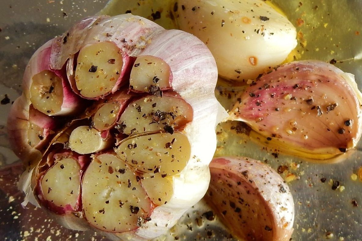 Ajută organismul să lupte împotriva cancerului cu 6 căţei de usturoi copţi. Cum funcţionează