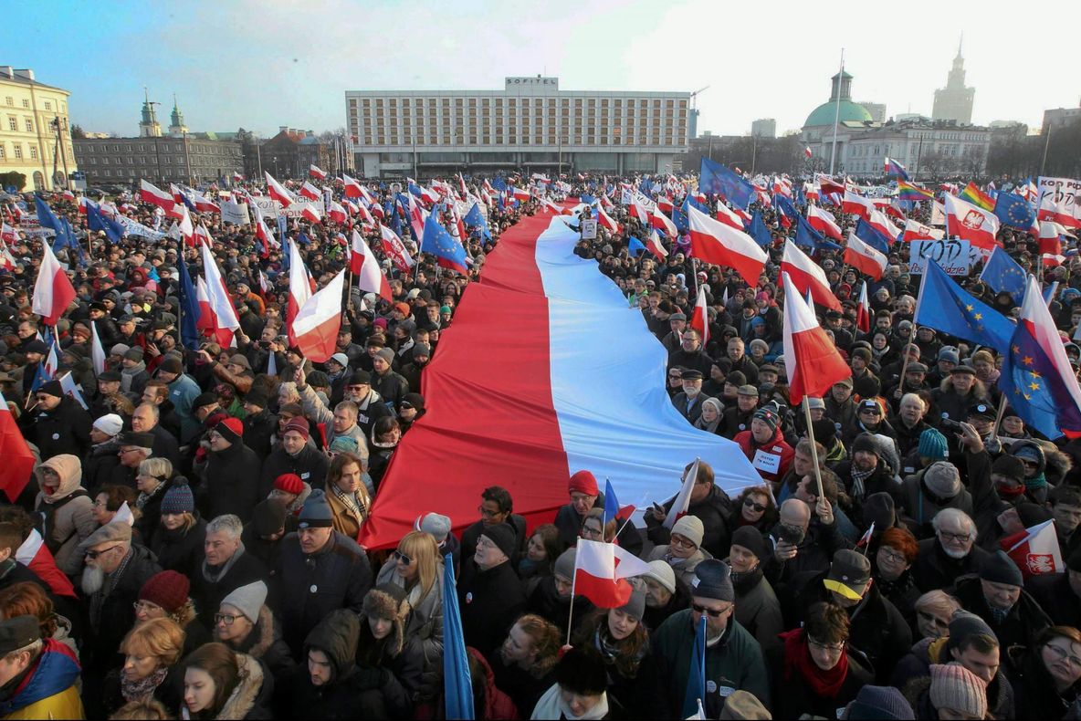 Proteste masive în Varşovia! Oamenii scandează împotriva reformelor din sistemul judiciar