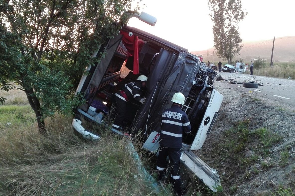 Accident GRAV cu un autocar în Cluj. 8 victime, transportate la spital 