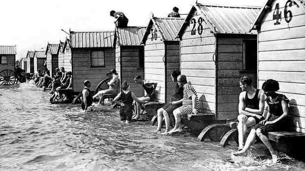 Cum înotau femeile în trecut? Cele care nu ştiau să înoate erau legate de ''maşina de îmbăiere"