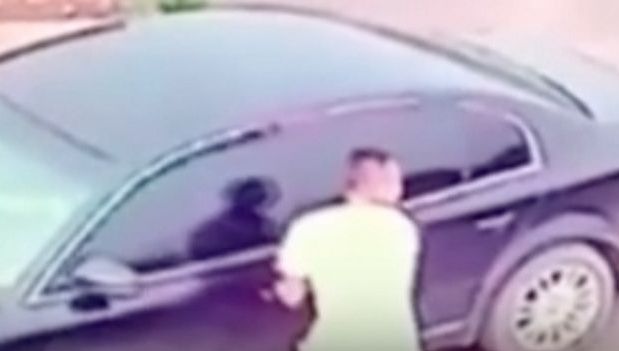 A încercat să spargă o mașină, dar la scurt timp a avut șocul vieții! Cum l-a prins proprietarul