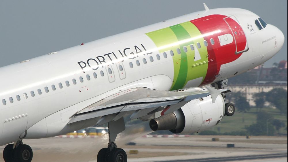 Mai mulţi români se plâng că sunt ţinuţi de peste 12 ore în Lisabona: avionul lor, ANULAT