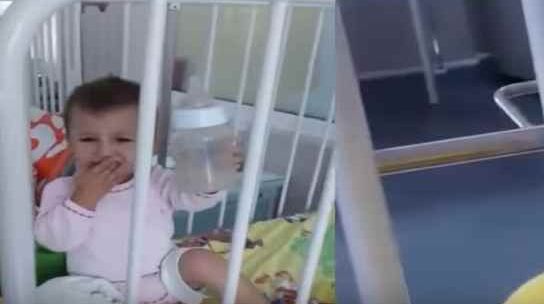Să nu-ţi laşi niciodată copilul singur la Pediatrie! Imagini-şoc din "salonul ororilor"