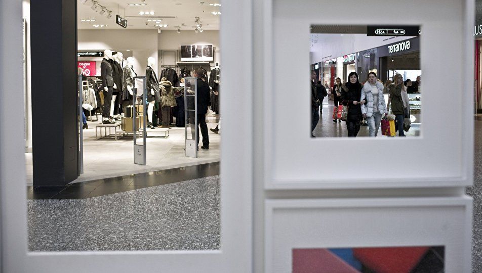 Au căzut în ispită: două femei au făcut un lucru rușinos într-un supermarket  VIDEO