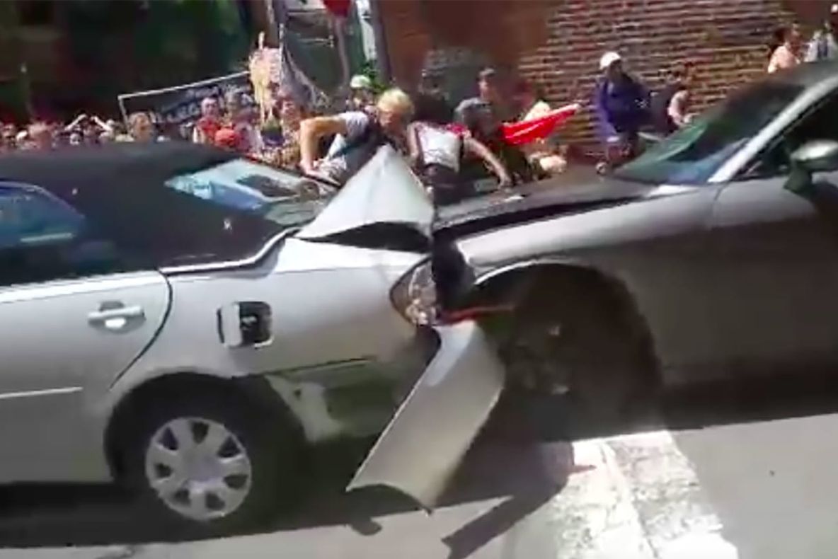 O mașină a intrat violent în mulțime la un miting în Virginia