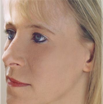 Această femeie e tatuată pe toată faţa. Puţini sunt cei care-l văd. Vă daţi seama despre ce e vorba?