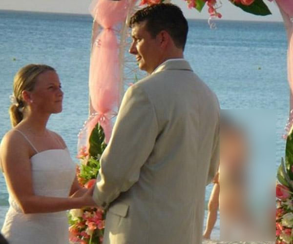 Ce au zărit turiştii la mare: o nuntă pe plajă. Mirii au plâns când au văzut pozele. Ce era în spate